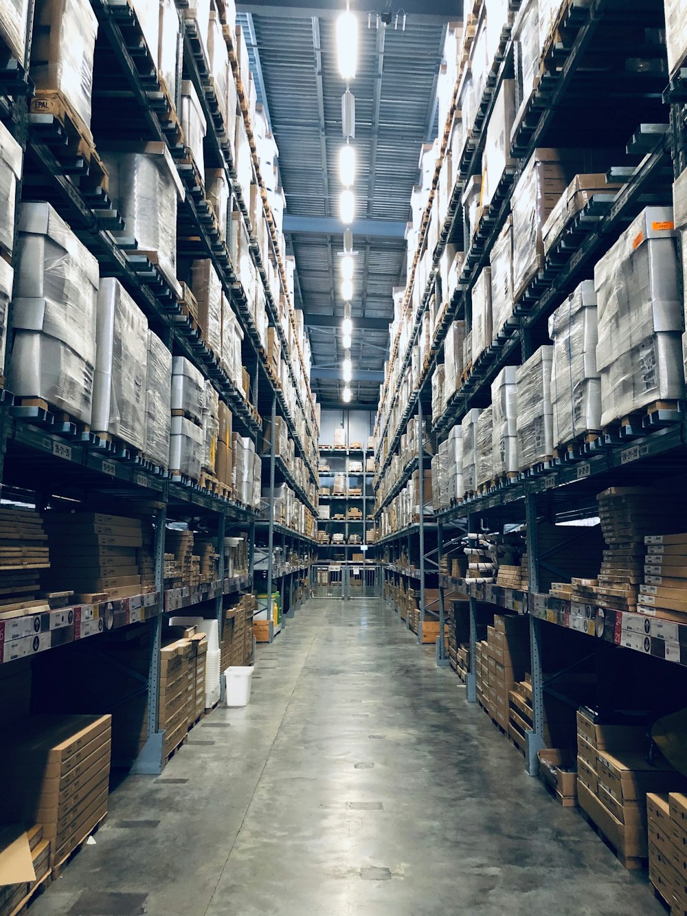3PL team in distribution center